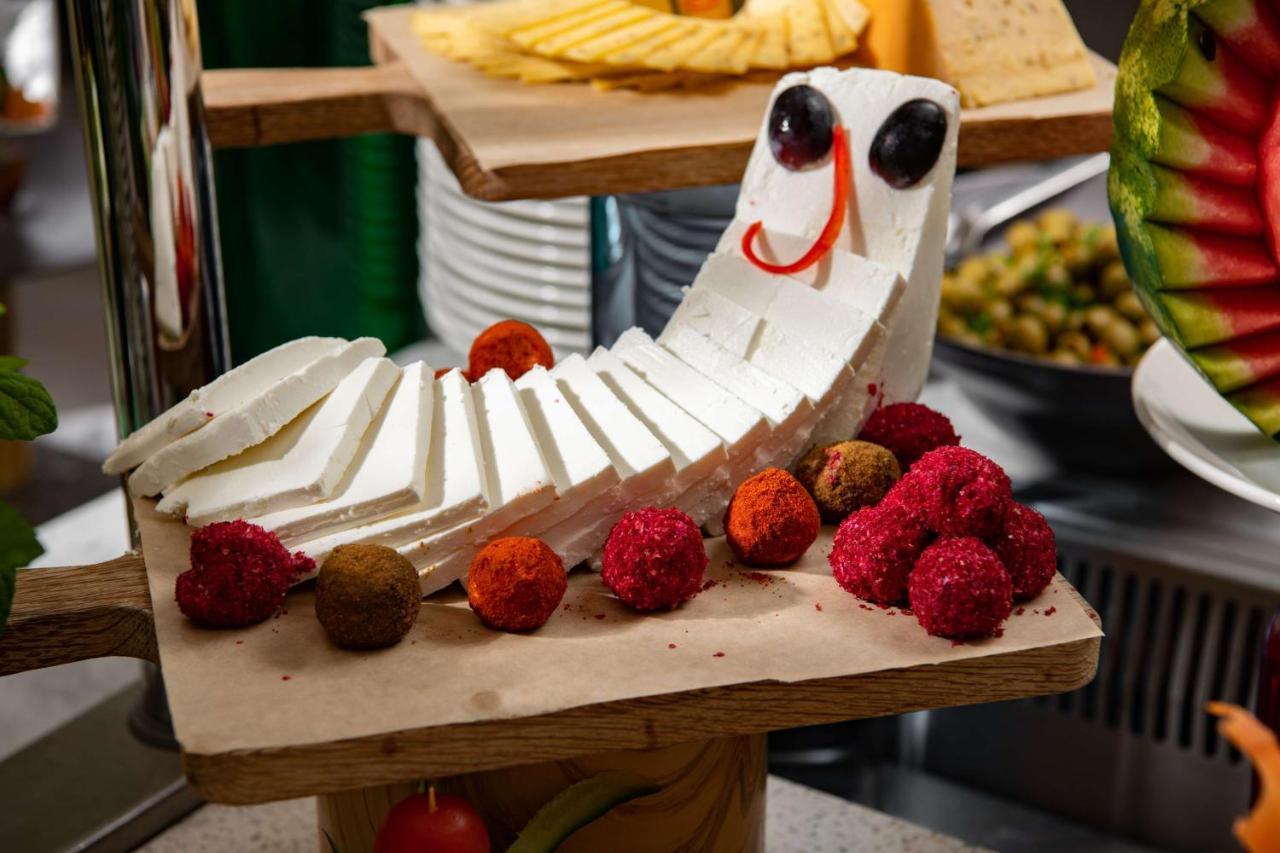 Park Inn By Radisson Makkah Aziziyah Mecca Ngoại thất bức ảnh A cheese board with a cheese cat