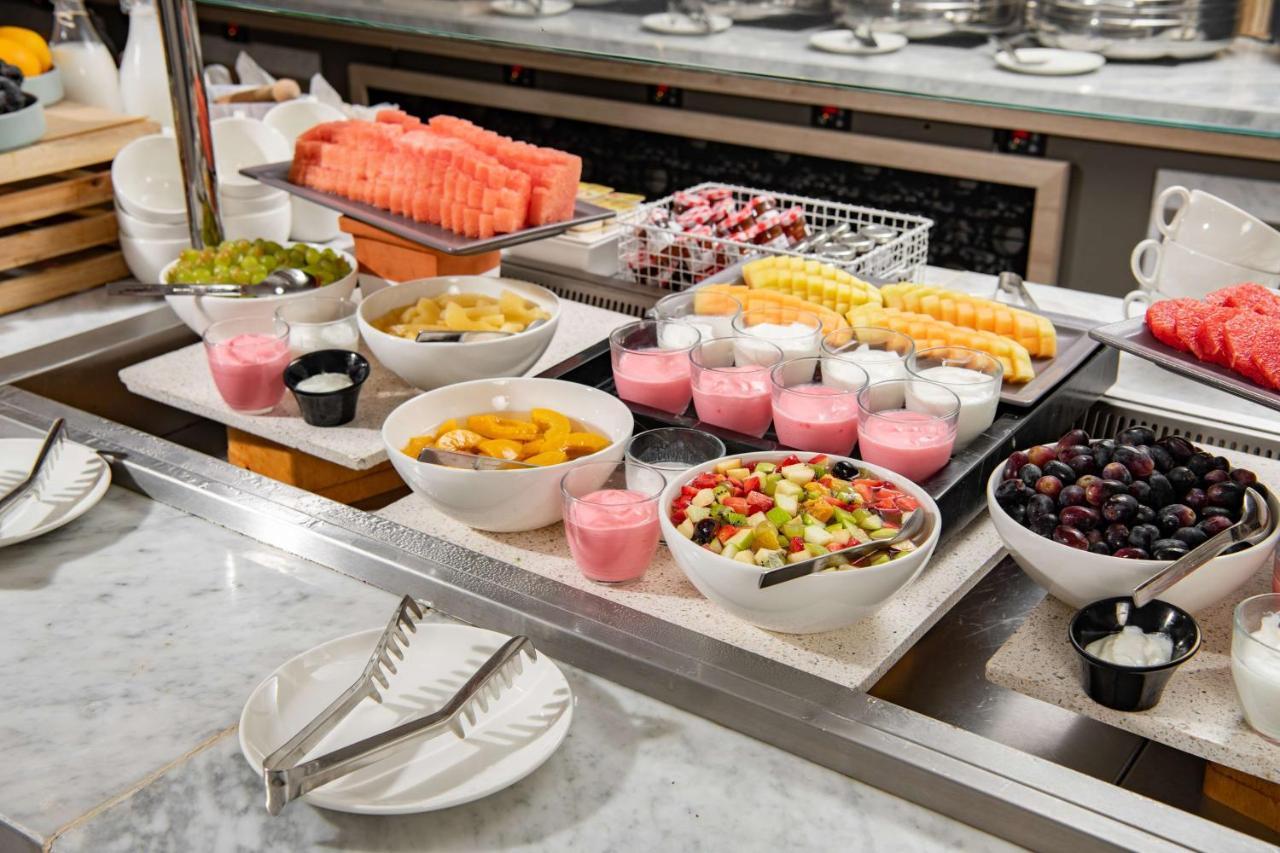 Park Inn By Radisson Makkah Aziziyah Mecca Ngoại thất bức ảnh A buffet breakfast at a luxury hotel