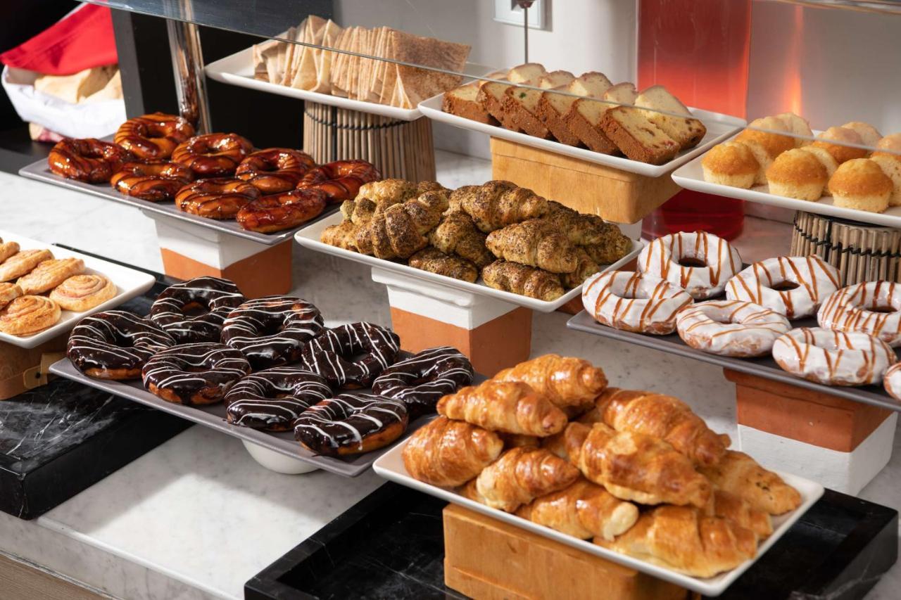 Park Inn By Radisson Makkah Aziziyah Mecca Ngoại thất bức ảnh Various types of pastry