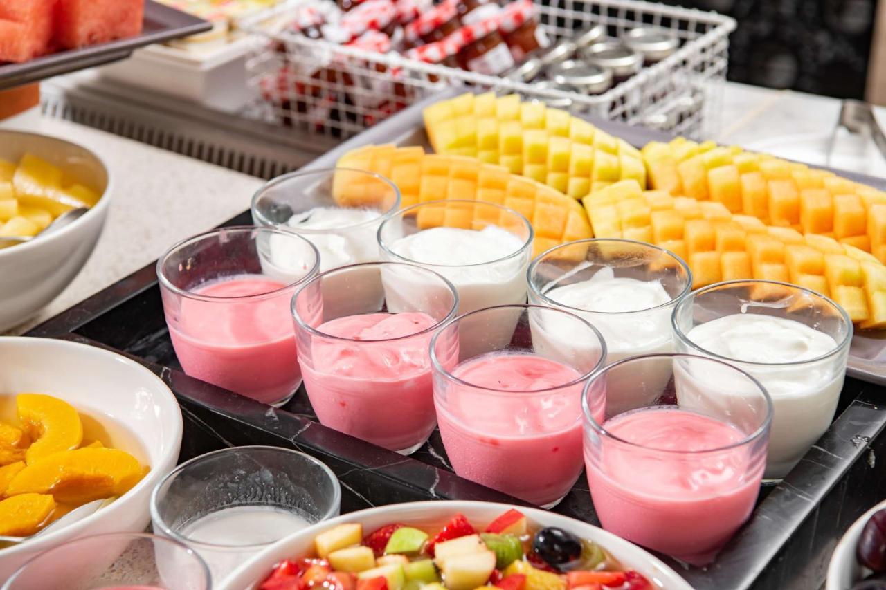 Park Inn By Radisson Makkah Aziziyah Mecca Ngoại thất bức ảnh Yogurt and fruit at a buffet breakfast