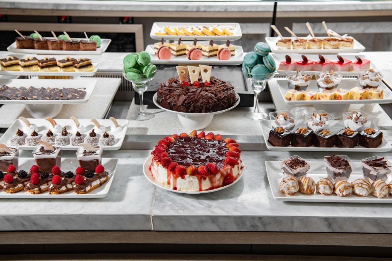 Park Inn By Radisson Makkah Aziziyah Mecca Ngoại thất bức ảnh A selection of desserts